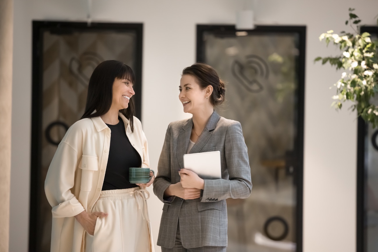 Twee vrouwen in gesprek tijdens een wandeling door kantoor
